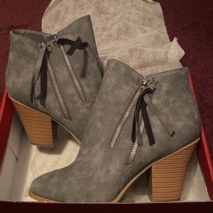 ❌SOLD❌ JCPENNY Grey Ankle Heeled Zipped Boots 10
